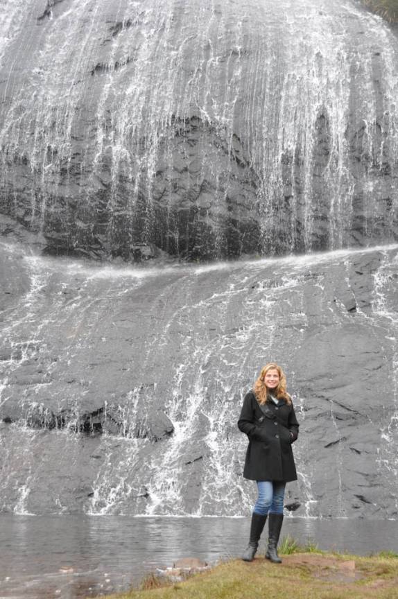 A Cachoeira Véu a Noiva, no caminho para o Morro da Igreja, em Urubici - SC
